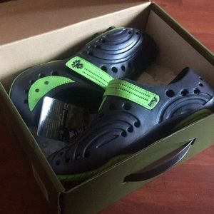 Brand NEW Boy's DAWGS Shoes - Sz 5